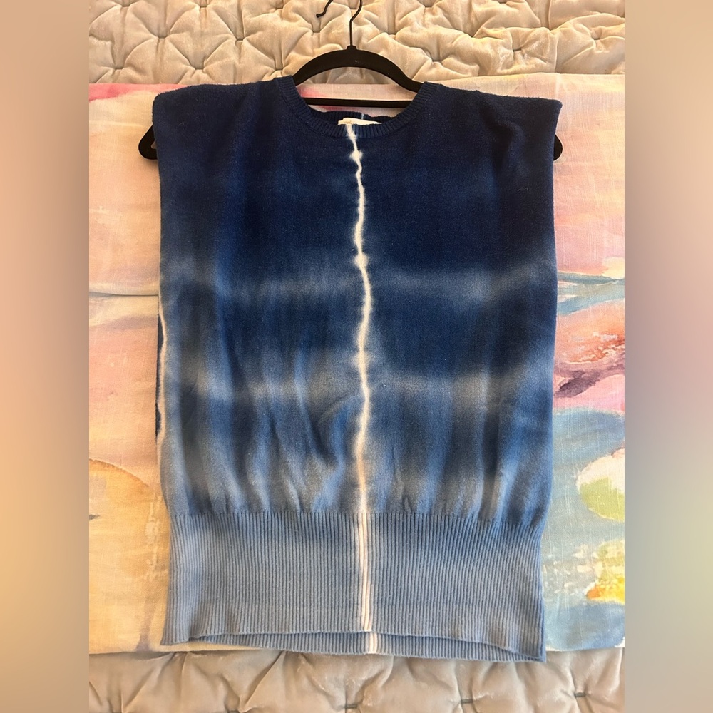 Tie die top with shoulder pads